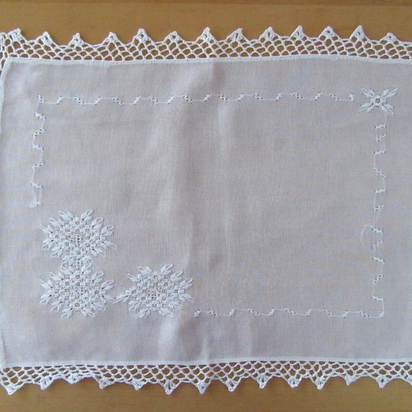 Off white embroidered placemats with crocheted lace trim - set of 4 - vintage - Picture 4 of 7